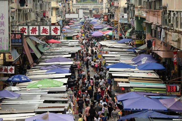 지난 2일 홍콩 몽콕 지역의 한 시장이 쇼핑을 나온 사람들로 가득차 있다. /AFP연합뉴스