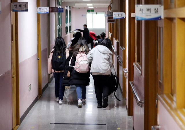 신학기 첫 등교가 시작된 3월 2일 오전 부산 동래구 내성초등학교에서 학생들이 교실로 들어가고 있다. /연합뉴스