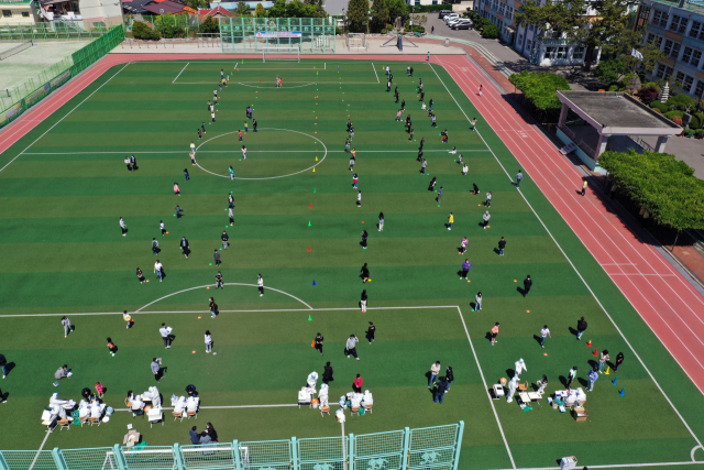 3일 오전 전남 고흥군 한 초등학교 운동장에 마련된 코로나19 임시선별진료소에서 재학생이 전수 검사에 참여하고 있다./연합뉴스