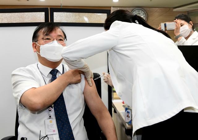 강도태 보건복지부 제2차관이 3일 서울 용산구 보건소에서 아스트라제네카 백신을 맞고 있다./사진제공=보건복지부