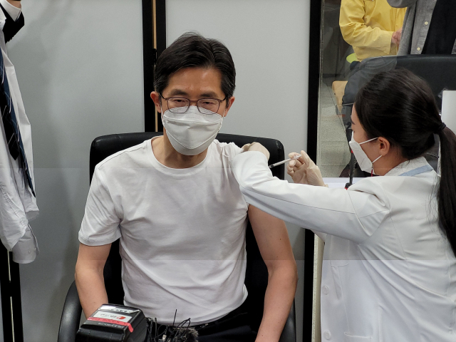 이필수 대한의사협회 회장이 3일 서울 용산구 보건소에서 아스트라제네카 백신을 맞고 있다./사진제공=대한의사협회
