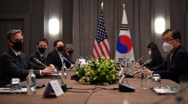주요7개국(G7) 외교·개발장관회의 참석차 영국을 방문 중인 정의용(오른쪽) 외교부 장관이 3일(현지 시간) 영국 런던에서 토니 블링컨(왼쪽) 미국 국무부 장관과 한미 외교장관 회담을 하고 있다./AFP연합