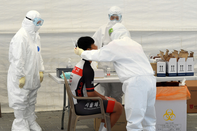 3일 서울 송파구 서울체육중고등학교에 설치된 코로나19 이동식 PCR 검사소에서 한 학생이 검사를 받고 있다./연합뉴스