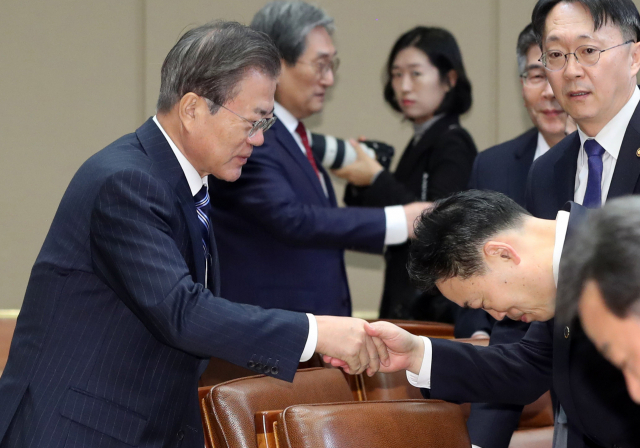 지난 2019년 11월8일 반부패정책협의회에서 문재인 대통령이 김오수 당시 법무부 차관과 인사하고 있는 모습. /연합뉴스