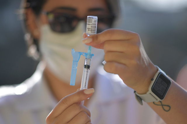 브라질에서 아스트라제네카(AZ)의 코로나19 백신 접종을 준비하는 모습./AFP연합뉴스