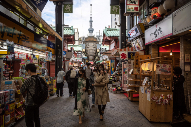 주말이자 ‘골든위크’ 기간인 지난 2일 일본 도쿄의 한 쇼핑거리에서 나들이객들이 걸어가고 있다. /AFP연합뉴스