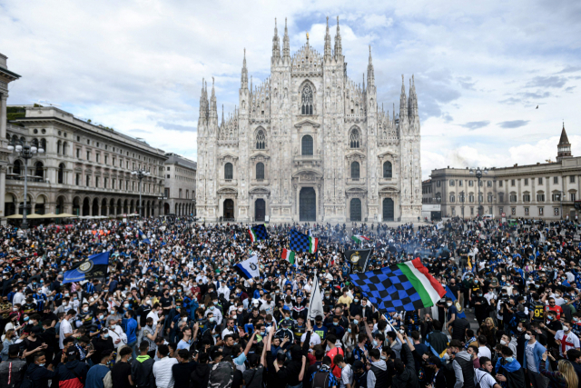 이탈리아 프로축구 세리에A 인테르 밀란 팬들이 2일(현지시간) 밀라노의 피아자 두오모 광장에 가득 모여 인테르의 리그 우승을 자축하고 있다. /AFP연합뉴스