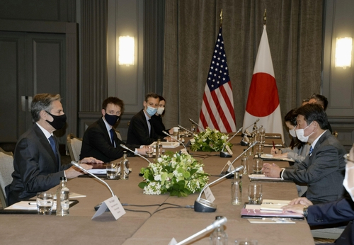 토니 블링컨 미국 국무장관(왼쪽)과 모테기 도시미쓰(茂木敏充) 일본 외무상이 주요 7개국(G7) 외교장관 회의를 계기로 영국 런던에서 만나 양자 회담을 열고 있다./연합뉴스