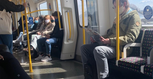 영국 신종 코로나바이러스 감염증(코로나19) 봉쇄 완화 이틀째인 13일(현지시간) 런던 전철 내에 탑승객들이 앉아있다. /연합뉴스