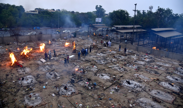 지난 1일(현지시간) 인도 수도 뉴델리에 마련된 임시 화장장에서 코로나19 사망자 시신이 화장되고 있다./EPA연합뉴스