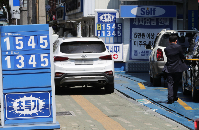 지난달 25일 서울 시내 한 주유소 앞에 휘발유 가격이 게시되어 있다. /연합뉴스