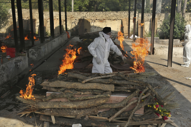 코로나19 사망자의 시신이 화장이 진행되고 있는 인도의 한 화장터의 모습./AP연합뉴스