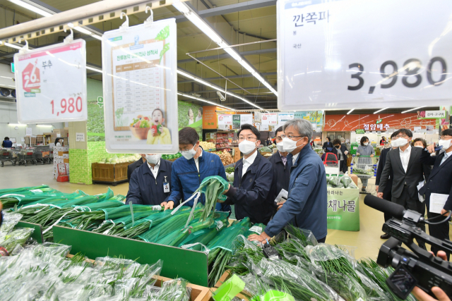 이억원(오른쪽 두번째) 기획재정부 1차관과 박영범(왼쪽 두번째) 농림축산식품부 차관이 4일 서울 양재동 농협하나로마트에서 가격 동향을 점검하고 있다. /사진제공=기획재정부