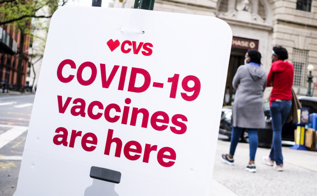미국의 대형 약국체인 CVS에 신종 코로나바이러스 감염븡(코로나19) 백신 접종 안내 문구가 놓여있다. /EPA연합뉴스