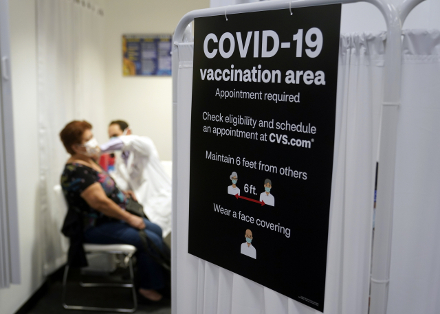 지난달 1일 미국 로스앤젤레스의 약국 CVS에서 코로나19 백신을 접종하고 있다. /AP연합뉴스