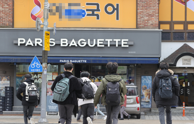 지난 3월 4일 등교가 시작되면서 그동안 조용했던 학원가 및 주변 상점도 활기를 찾았다./연합뉴스