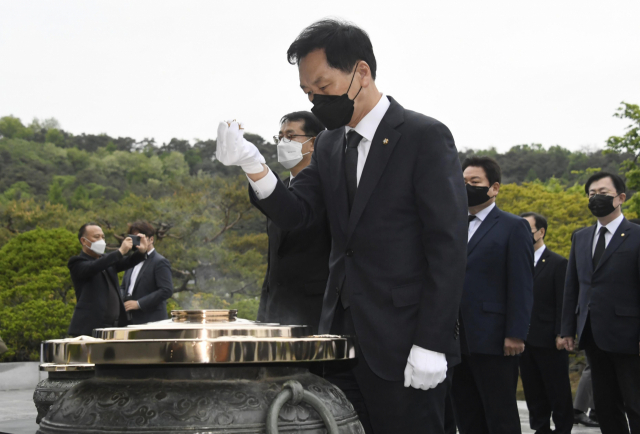 김기현 국민의힘 당 대표 권한대행 겸 원내대표와 의원들이 4일 오전 서울 동작구 국립서울현충원 현충탑을 참배하고 있다./권욱 기자