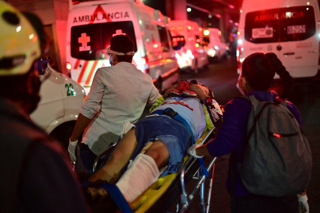 3일(현지 시간) 멕시코 수도 멕시코시티의 지하철 12호선 올리보스역에서 고가철도가 무너지는 사고가 발생하자 소방대원과 의료진이 현장을 수습하고 있다. 멕시코 당국은 이번 사고로 최소 15명이 숨지고 70명이 다쳤다고 발표했다./AFP연합뉴스