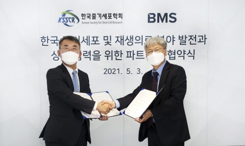 사진 : 좌 - 사단법인 한국줄기세포학회 (KSSCR) 송지환 회장, 우 - (주)비엠에스 (Bio-Medical Science Co., Ltd.) 임덕현 부사장