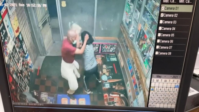 2일(현지시간) 미국 메릴랜드주 볼티모어의 한인 운영 주류매장에 괴한이 침입해 주인에게 공격을 가하고 있다. /유튜브 캡처