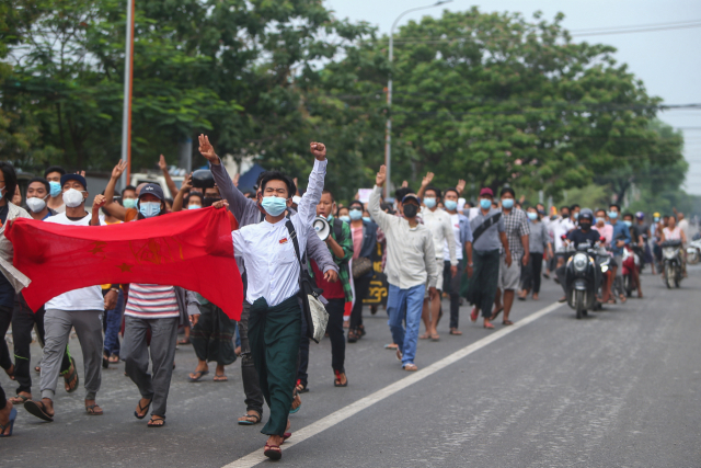미얀마 제2 도시 만달레이에서 3일(현지시간) 군부 쿠데타 규탄 시위대가 거리 행진을 벌이고 있다. /EPA연합뉴스