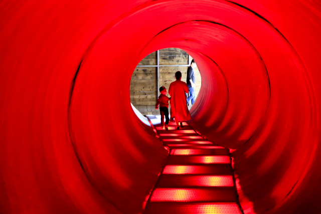 하슬라아트월드 내 인기 포토존인 현대미술관 내 설치 작품 '터널'을 관람객이 통과하고 있다. 수시로 변하는 LED 조명이 몽환적인 분위기를 연출한다.