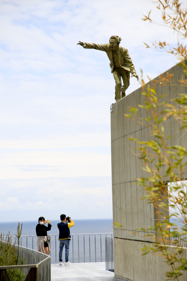 피노키오전시관에서 야외조각공원으로 가는 길은 바다를 조망하기 좋은 전망대 역할을 한다.