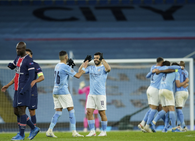 맨시티(하늘색 상의) 선수들이 UCL 준결승 2차전에서 PSG를 2대 0으로 누른 뒤 기뻐하고 있다. /맨체스터=AP연합뉴스