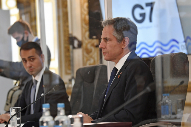 토니 블링컨(오른쪽) 미 국무장관이 지난 4일 영국 런던에서 열린 주요 7개국(G7) 외무장관 회의장에 루이지 디 마이오 이탈리아 장관과 나란히 앉아 있다./연합뉴스