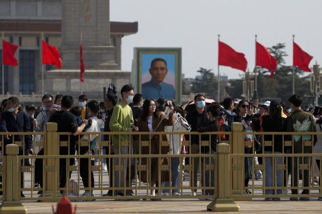 지난 2일 중국 베이징의 톈안먼광장에 놓여진 중화민국의 국부 쑨원의 사진. 5·4운동 102주년을 앞두고 쑨원을 부각시키고 있다. /AP연합뉴스