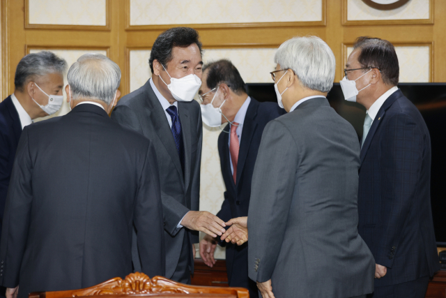 이낙연 전 더불어민주당 대표가 지난 4일 오전 서울 마포구 한국경영자총협회를 방문해 차담회에 참석한 기업인들과 인사를 나누고 있다. /권욱 기자