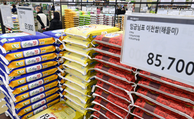 4월 소비자물가지수가 발표된 4일 서울의 한 대형마트에서 소비자들이 쌀 구매를 망설이고 있다. 통계청 소비자물가 동향에 따르면 지난달 소비자물가지수는 107.39%로 전년 같은 달 대비 2.3%가 올라 지난 2017년 8월(2.5%) 이후 3년8개월 만에 가장 큰 상승 폭을 기록했다./오승현 기자 2021.05.04