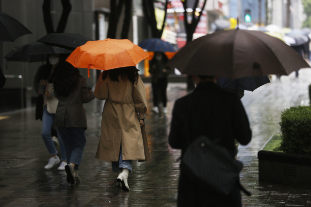 많은 비가 내린 4일 오후 서울 강남역 인근에서 시민들이 발걸음을 옮기고 있다. /연합뉴스