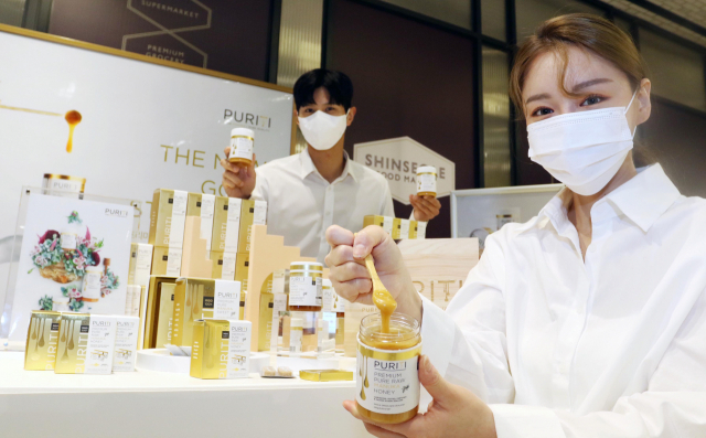 5일 서울 중구 신세계백화점 본점에 위치한 '마누카 꿀 팝업 매장'에서 고객이 상품을 살펴보고 있다. /사진제공=신세계백화점