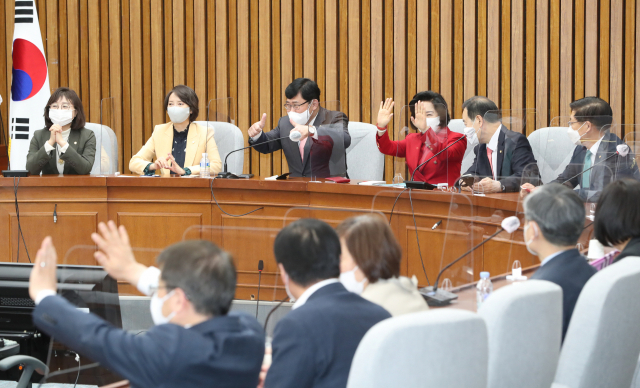 양금희(왼쪽부터 시계방향으로), 이영, 윤창현, 조명희 등 국민의힘 초선의원들이 14일 서울 여의도 국회에서 열린 초선의원 간담회에서 인사를 나누고 있다./권욱 기자