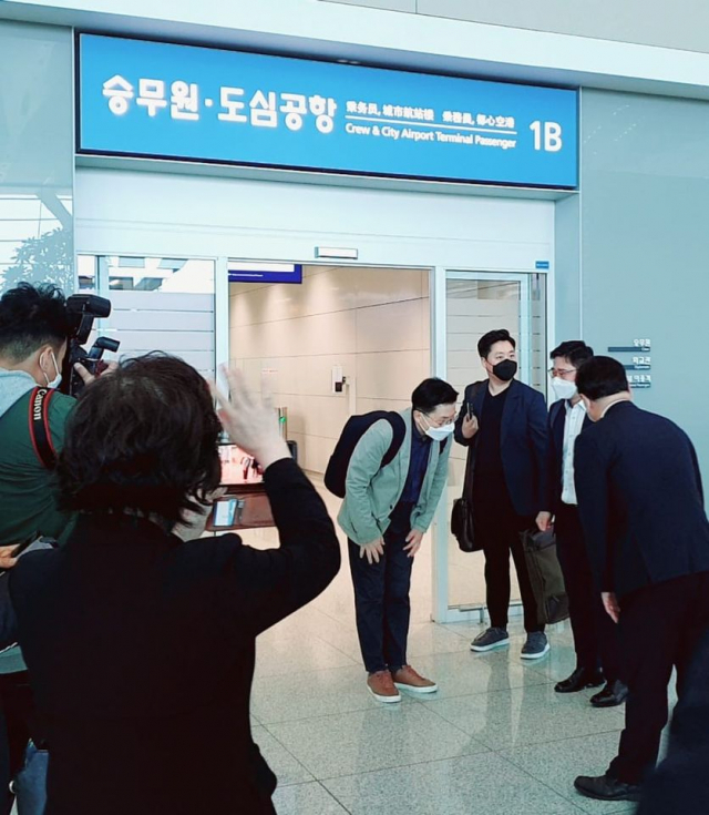 황교안 전 미래통합당(국민의힘 전신) 대표가 인천공항 출국장에서 출국 인사를 하고 있다./사진=황교안 전 미래통합당 대표 소셜네트워크서비스(SNS)