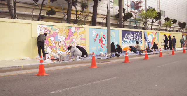 노루페인트가 지원한 도시재생 프로젝트에 참여하고 있는 아티스트들의 모습. /사진 제공=노루페인트
