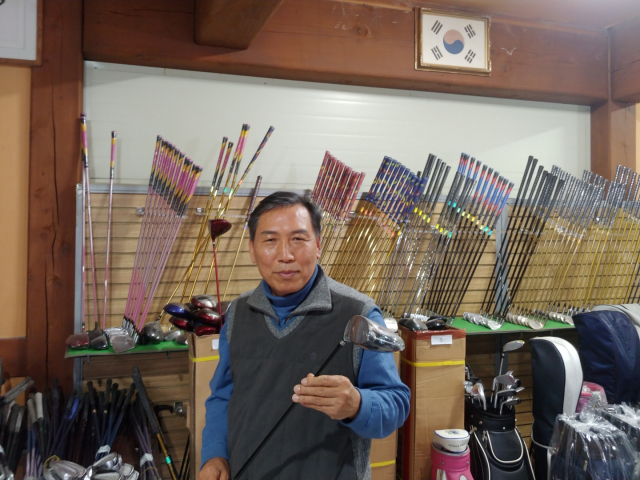 양정무 랭스필드 회장이 5일 포천 회문팰리스에서 서울경제와 인터뷰를 갖고 국산 1호 골프 브랜드로서의 명성을 다시 일으키겠다고 다짐하고 있다. /포천=고광본 선임기자