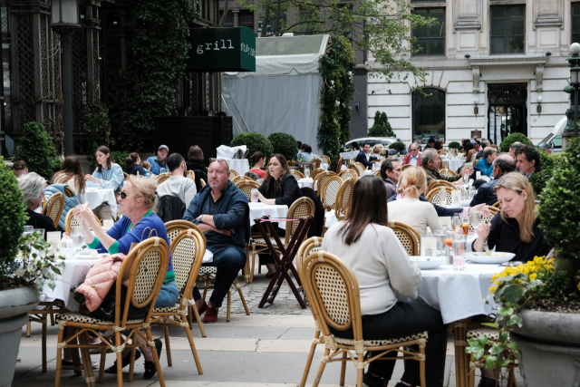 4일(현지 시간) 미국 뉴욕 맨해튼의 한 식당 야외 테이블에서 시민들이 식사하고 있다. /AFP연합뉴스