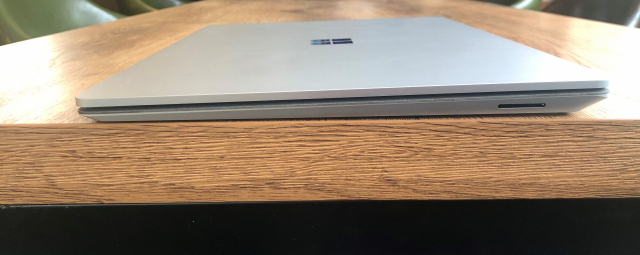 마이크로소프트에서 지난 4일 출시한 서피스 랩탑4(Surface Laptop 4) 초박형 모델이 3cm 가량의 두께의 책상 위에 놓여있다. /정혜진기자