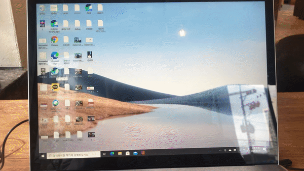 마이크로소프트에서 지난 4일 출시한 서피스 랩탑4(Surface Laptop 4) 터치 스크린을 활용해보고 있다. /정혜진기자