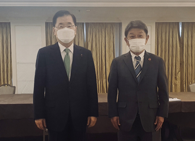 정의용(왼쪽) 외교부 장관과 모테기 도시미쓰 일본 외무상이 5일 영국 런던에서 한일 외교장관 회담을 하고 기념 촬영을 위해 포즈를 취하고 있다. /연합뉴스