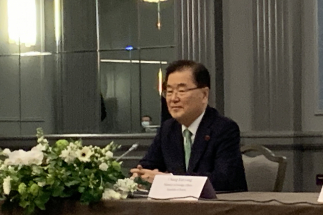 주요 7개국(G7) 외교·개발장관회의 참석차 영국을 방문 중인 정의용 외교부 장관이 5일 오후(한국시간) 런던 시내호텔에서 토니 블링컨 미국 국무장관, 모테기 도시미쓰(茂木敏充) 일본 외무상과 회담하고 있다. /연합뉴스