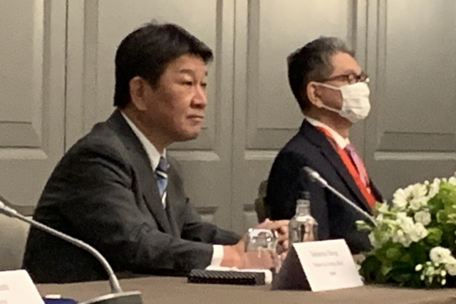 주요 7개국(G7) 외교·개발장관회의 참석차 영국을 방문 중인 모테기 도시미쓰 일본 외무상이 5일 오후(한국시간) 런던 시내호텔에서 정의용 외교부 장관, 토니 블링컨 미국 국무장관과 회담하고 있다. /연합뉴스