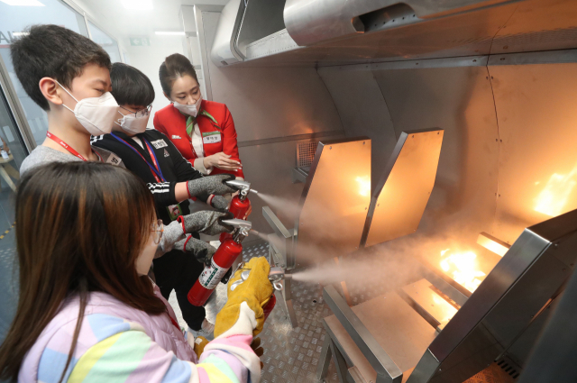 티웨이항공이 5일 서울 강서구 티웨이항공훈련센터에서 국립항공박물관과 함께 강서구 초등학생을 초청해 ‘항공의 꿈을 만나다’ 행사를 열었다. 학생들이 기내 화재 진압 체험을 하고있다./공항사진기자단