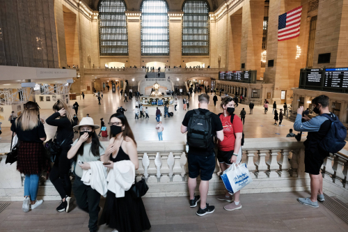 4일(현지 시간) 뉴욕 맨해튼의 그랜드센트럴역 내부에서 여행객들과 관광객들이 지나가고 있다. 한 달 전만 해도 이 역은 코로나19 여파로 거의 텅 빈 상태였다. /AFP연합뉴스