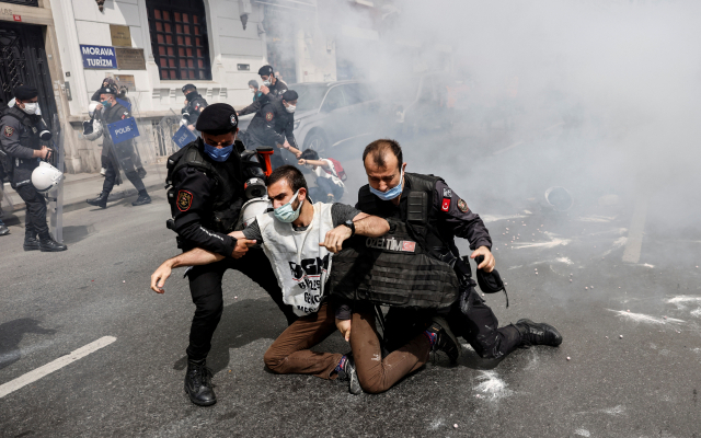 터키 수도 이스탄불에서 지난1일(현지 시간) 노동절을 맞아 거리 행진을 하던 시위대가 경찰 저지를 뚫고 탁심 광장으로 진입해 집회를 벌이려다 연행되고 있다. 코로나 19 확산 방지를 위해 이달 17일까지 전국에 봉쇄령이 내려진 터키에서는 이날 미허가 집회에 가담했다는 이유로 시위대 200여 명이 경찰에 체포됐다. /로이터연합뉴스