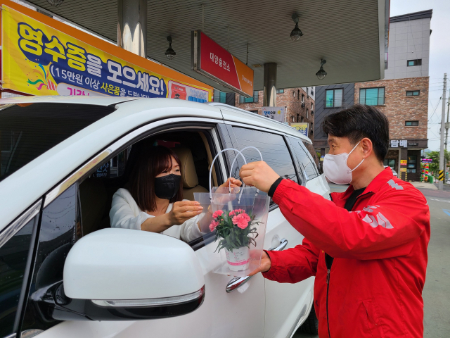 SK가스는 대전지역 6개 LPG 충전소에서 오는 6월까지 각종 꽃과 식물을 판매하는 ‘화훼업계 지원 프로젝트’를 진행한다고 밝혔다. /사진 제공=SK