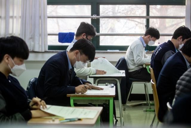 지난 3월 실시된 고3 전국연합학력평가에서 서울 종로구 경복고등학교에서 학생들이 시험을 보는 모습. /성형주 기자