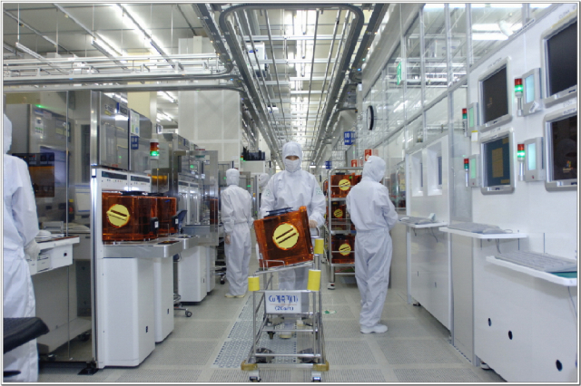 삼성전자 기흥공장에서 직원들이 반도체 제품을 이동시키고 있다. /서울경제DB